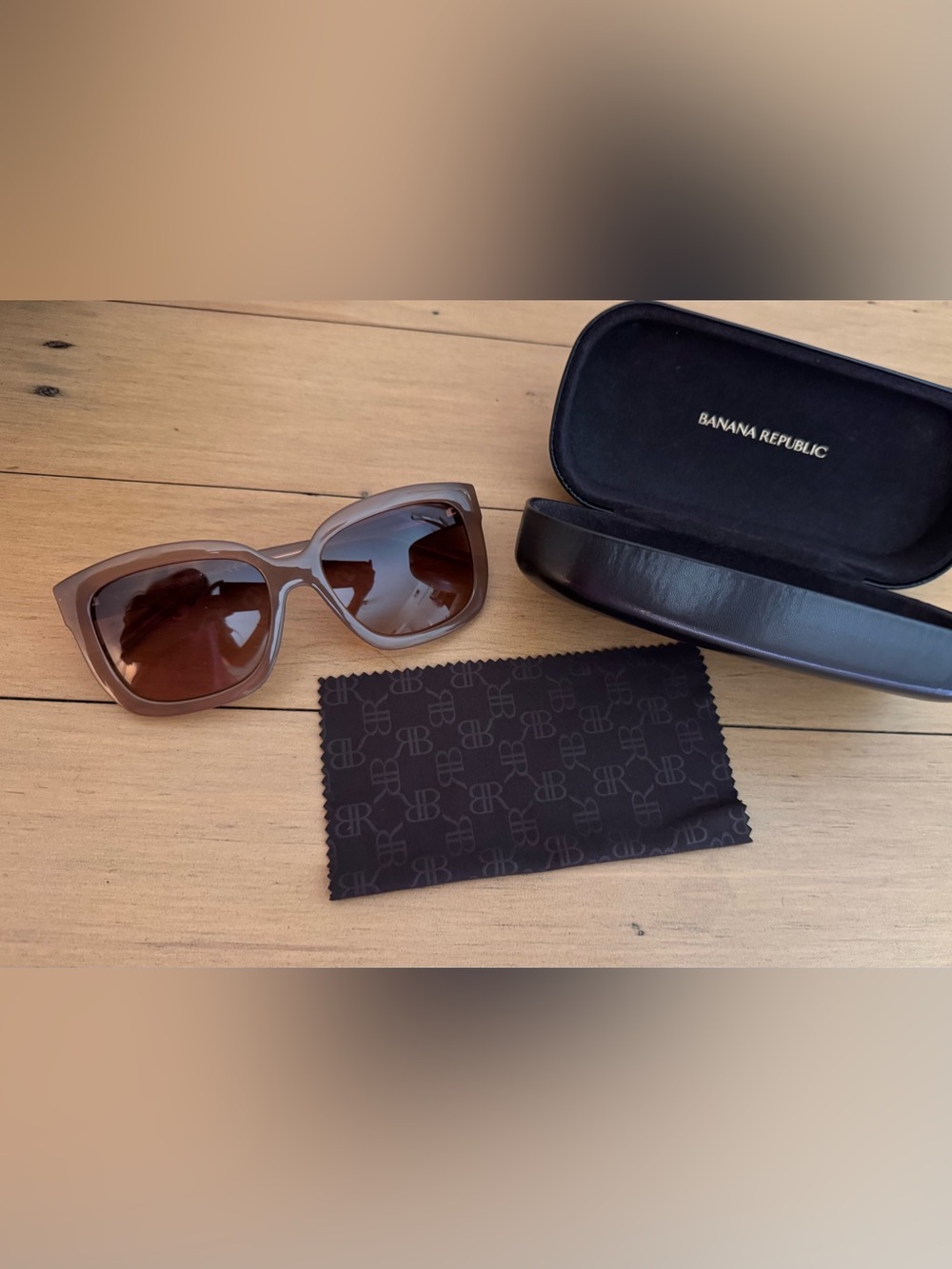 Banana Republic NWOT Lydia/s Vintage sunglasses